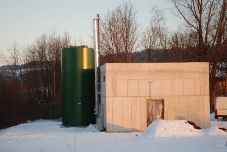 Das Bild zeigt den Rohbau des Heizwerkes und den Pelletsilo